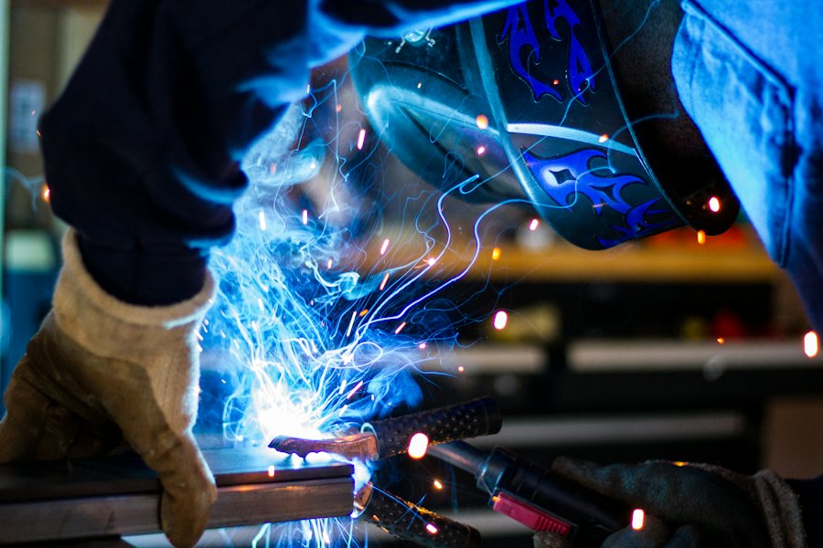 Lasser aan het werk in een metaalbouwwerkplaats