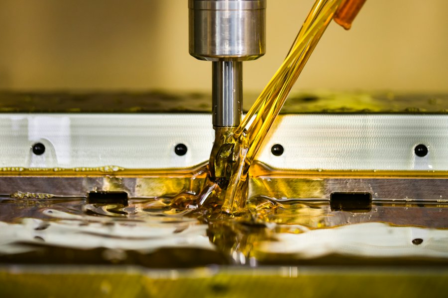 Lubrifiant industriel versé sur une pièce métallique usinée